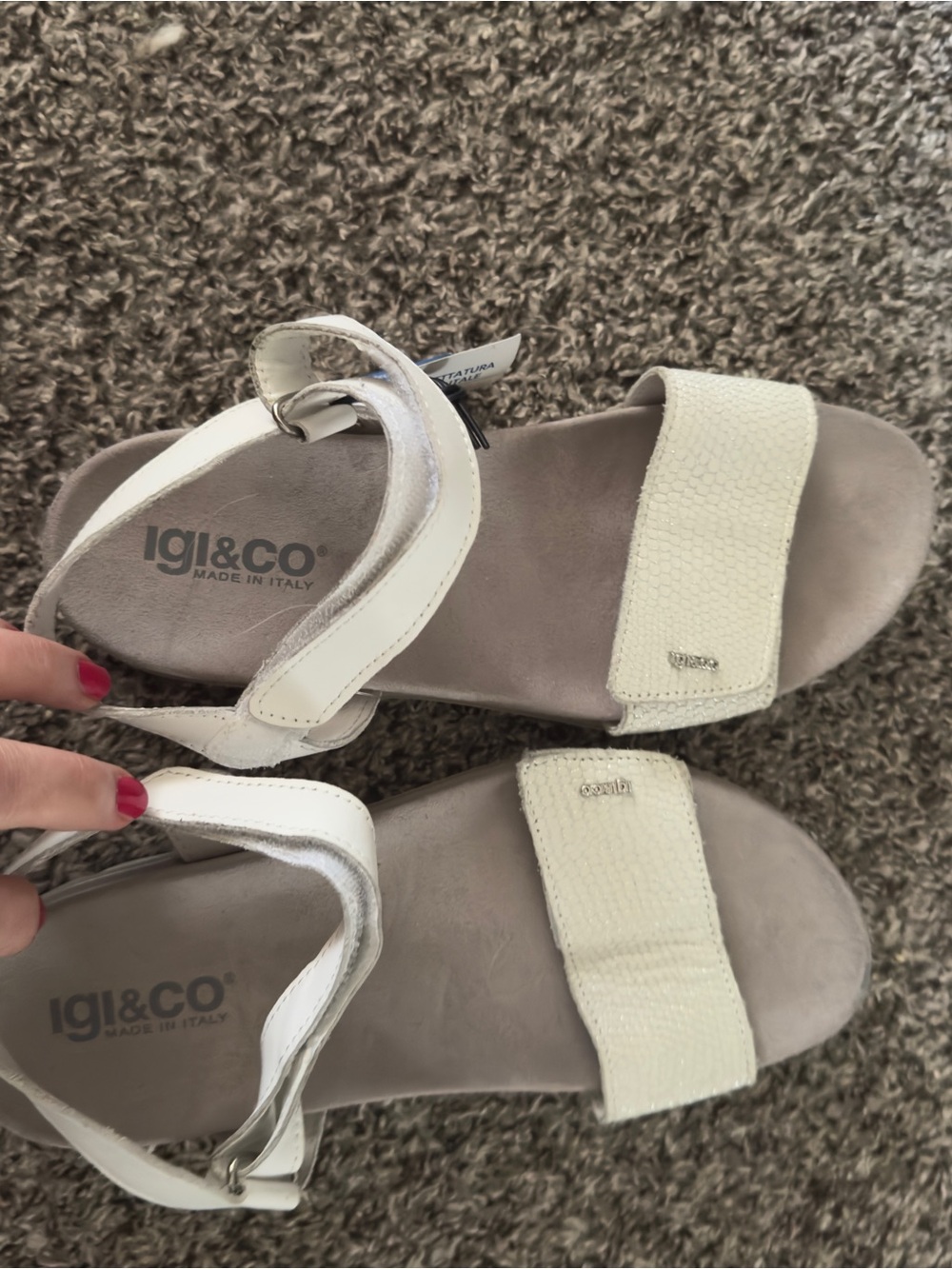 IGI&CO Women's White Leather Adjustable Strap Sandals